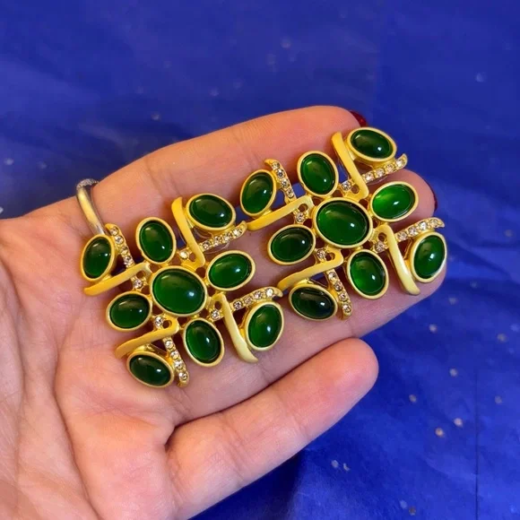 Vintage-inspired gold-tone statement earrings featuring rich green cabochon - Picture 4 of 5